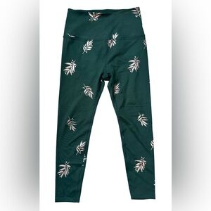 Beyond Yoga Green 7/8 Leggings Leaf Print Size M